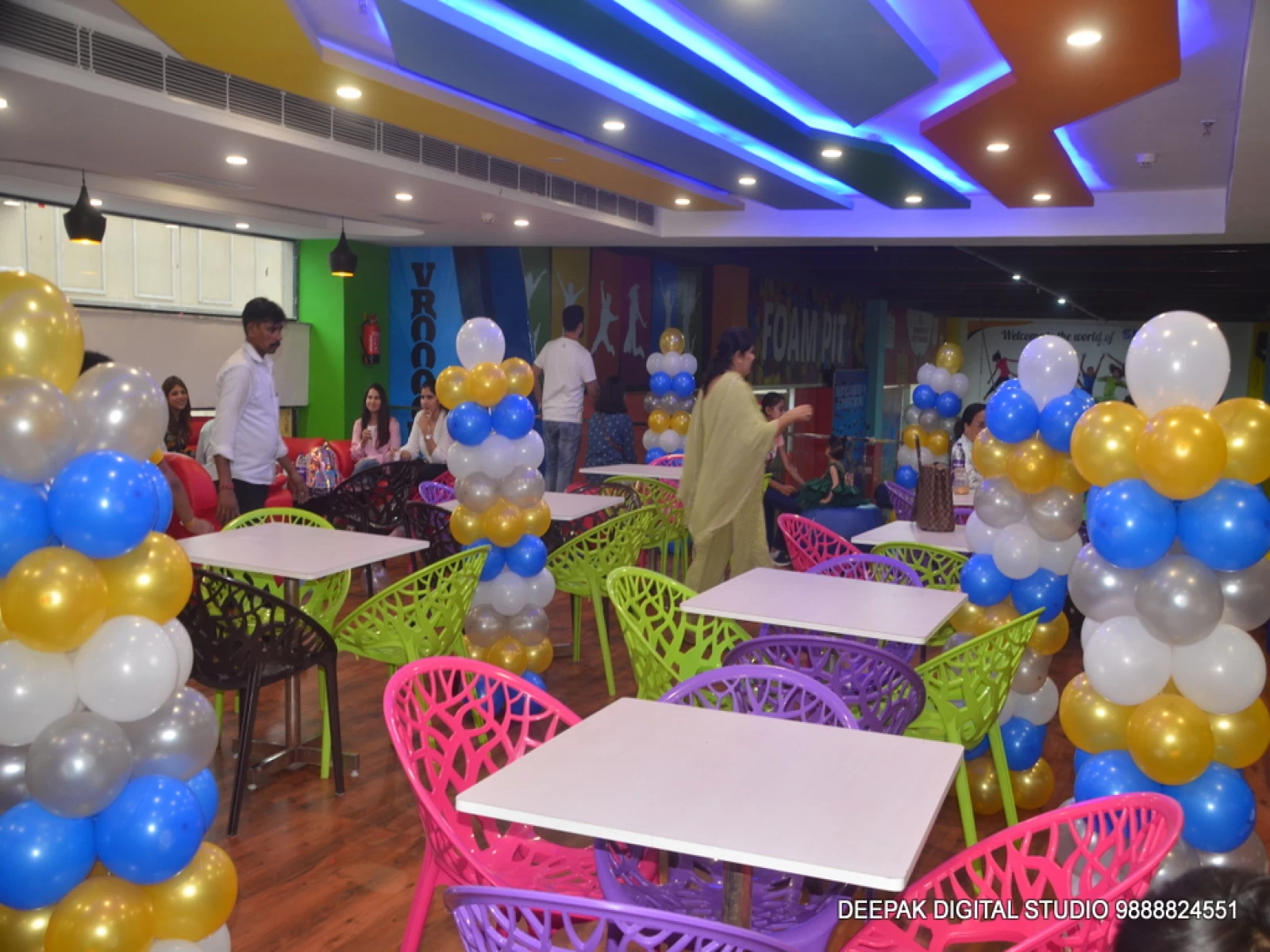 balloon decoration in party room