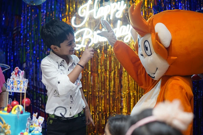 a boy celebrating birthday with chichi at skyjumper