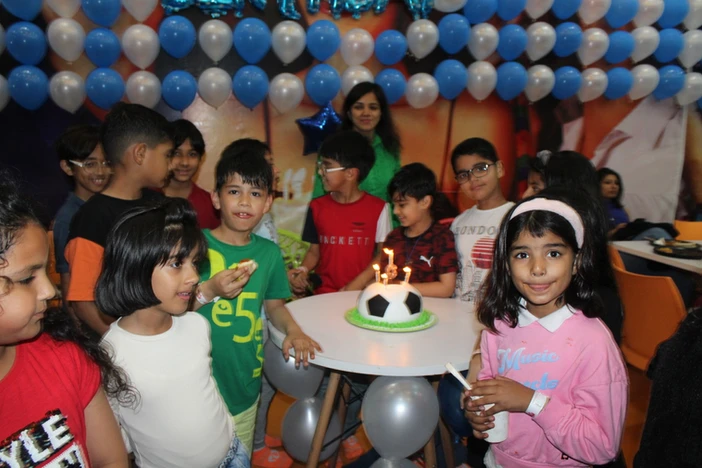 kids gathered together for cake cutting at skyjumper