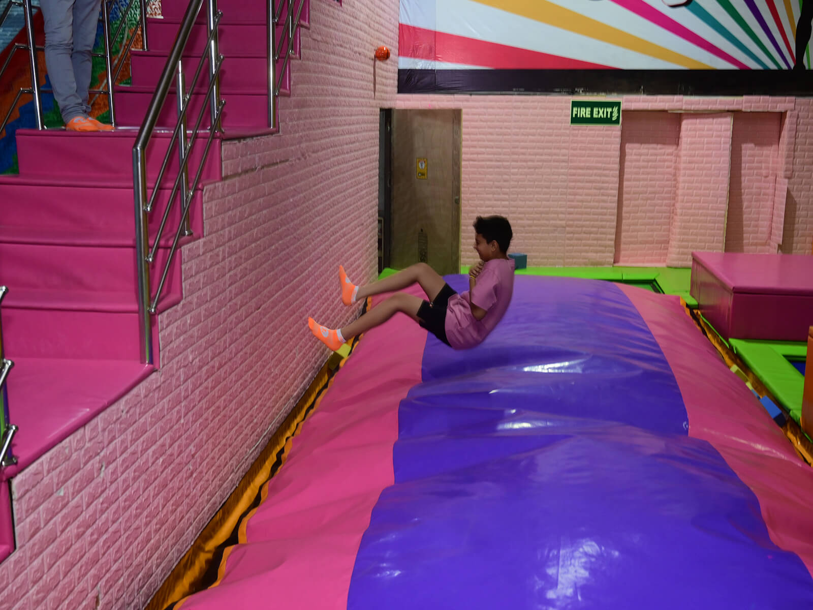 kids bouncing at skyjumper